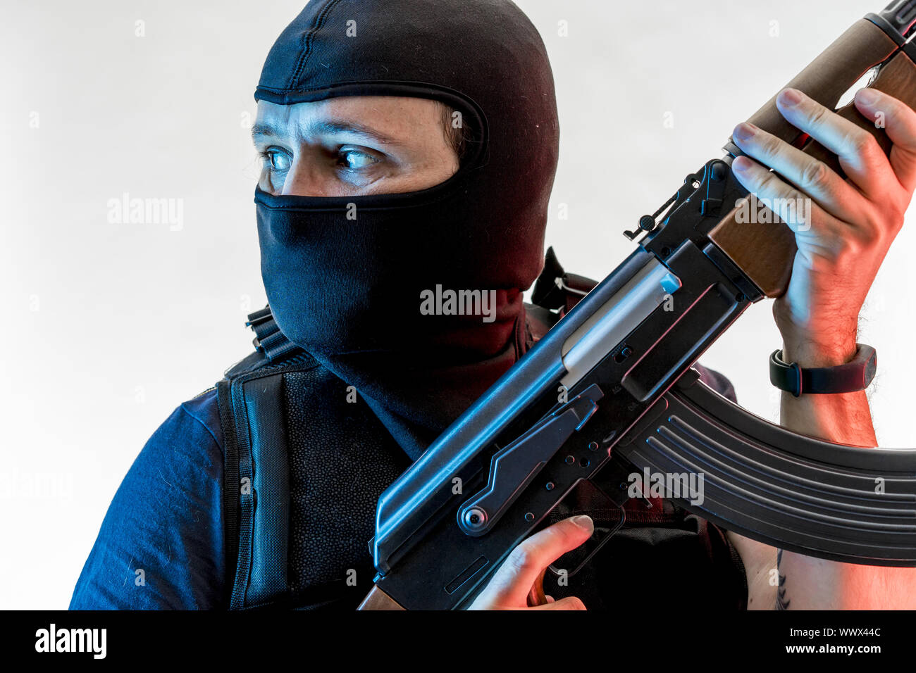 Bewaffneter Mann mit Sturmhaube und kugelsichere Weste, Pistole und Schrotflinte, kalaschnikow Stockfoto