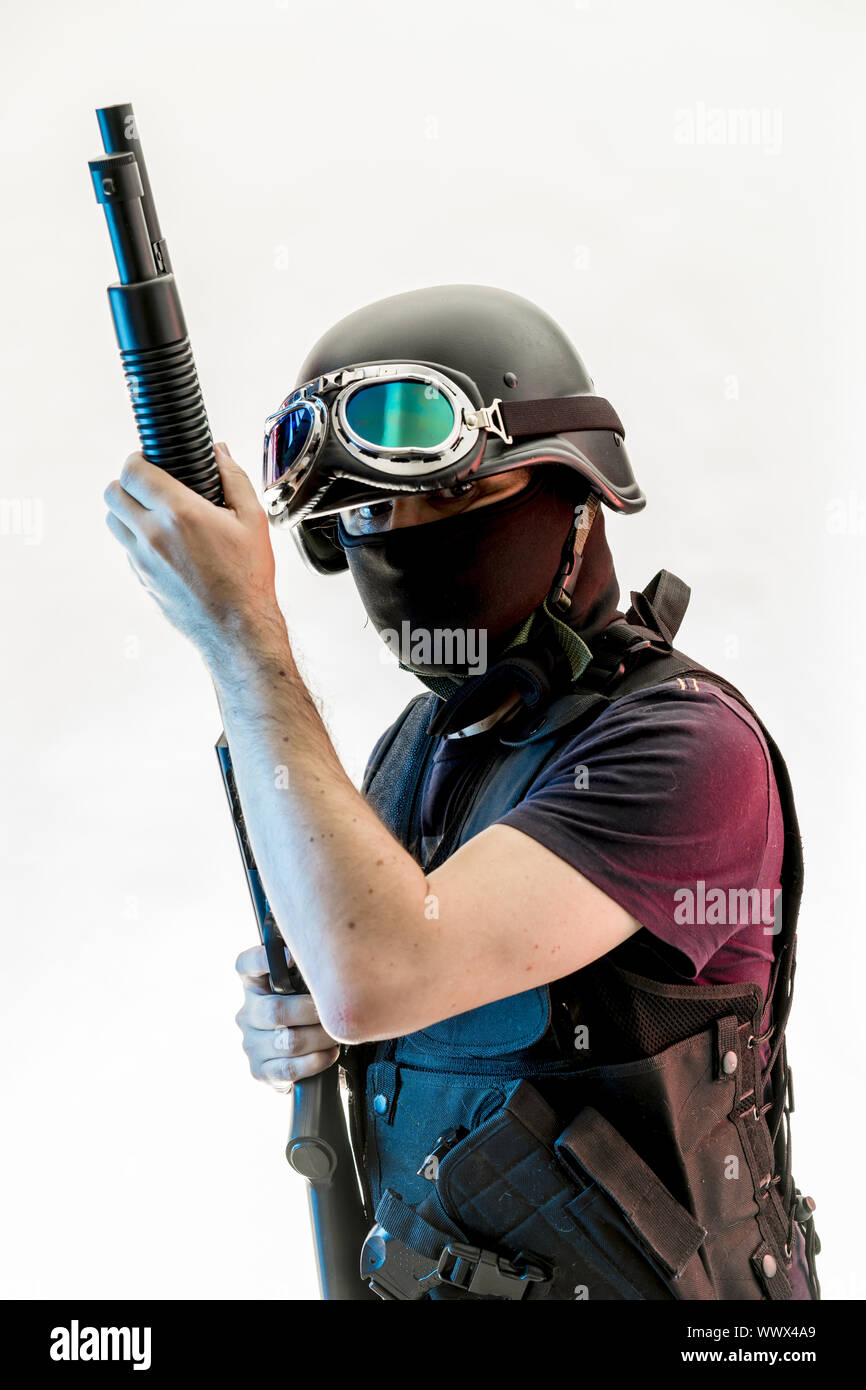 Geheimnis, bewaffneter Mann mit Sturmhaube und kugelsichere Weste, Pistole und Schrotflinte, kalaschnikow Stockfoto