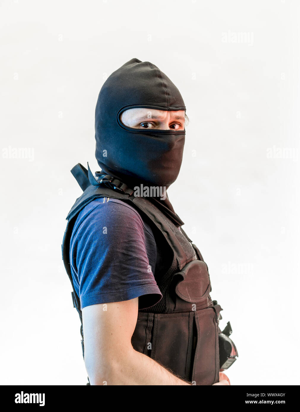 Bewaffneter Mann mit Sturmhaube und kugelsichere Weste, Pistole und Schrotflinte, kalaschnikow Stockfoto