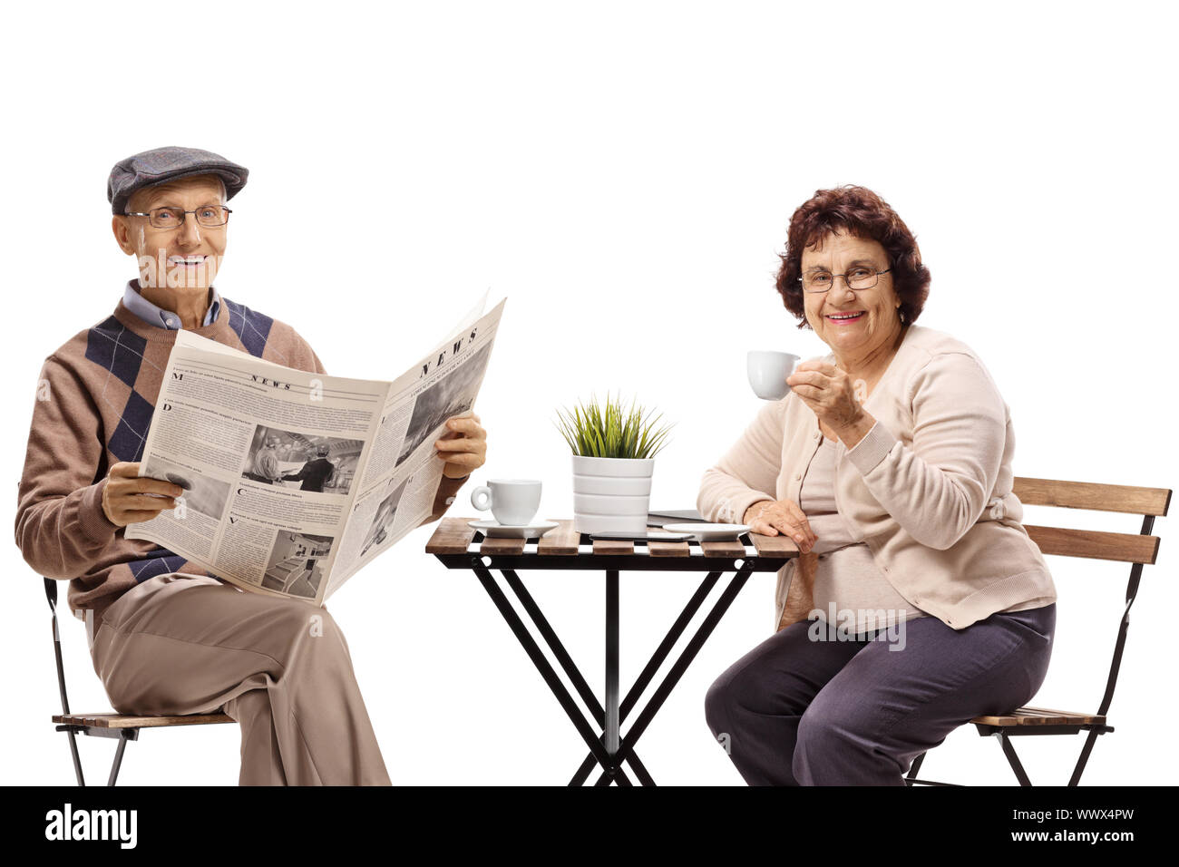 Älterer Mann und Frau in Kaffee und lesen Zeitung auf weißem Hintergrund Stockfoto