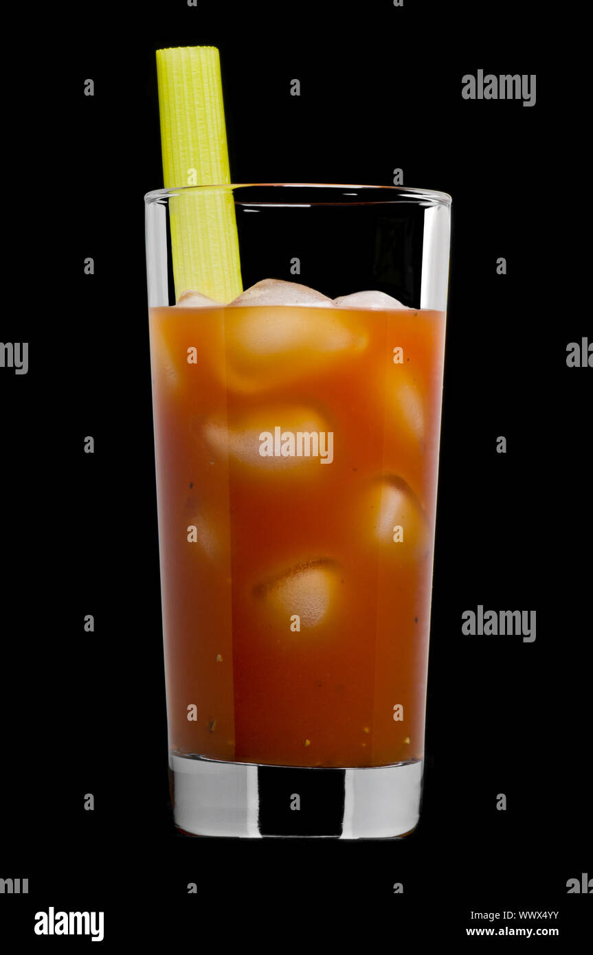 Bloody Mary cocktail auf einem schwarzen Hintergrund Stockfoto