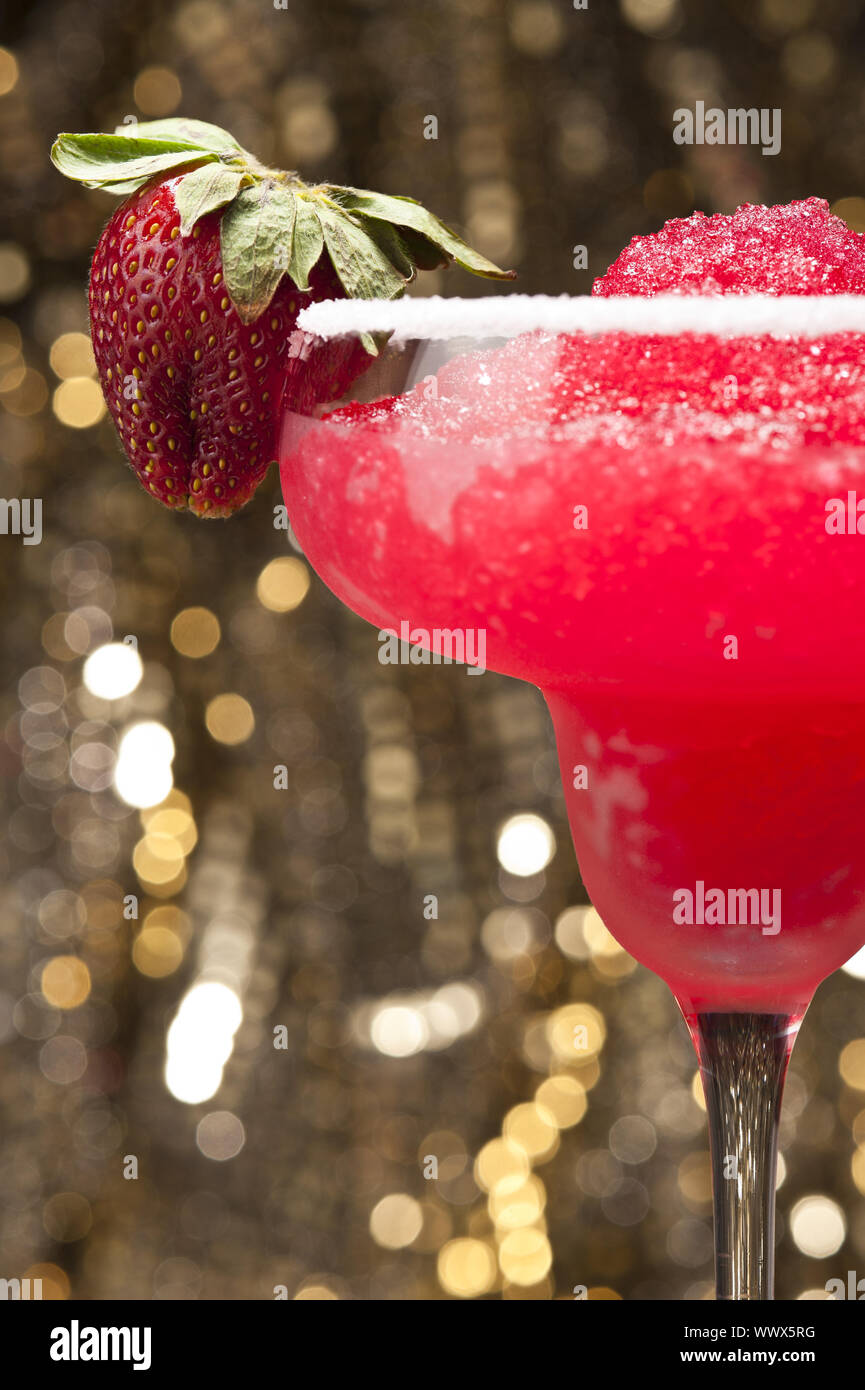 Erdbeer Margarita Cocktail vor verschiedenen farbigen Hintergründen Stockfoto