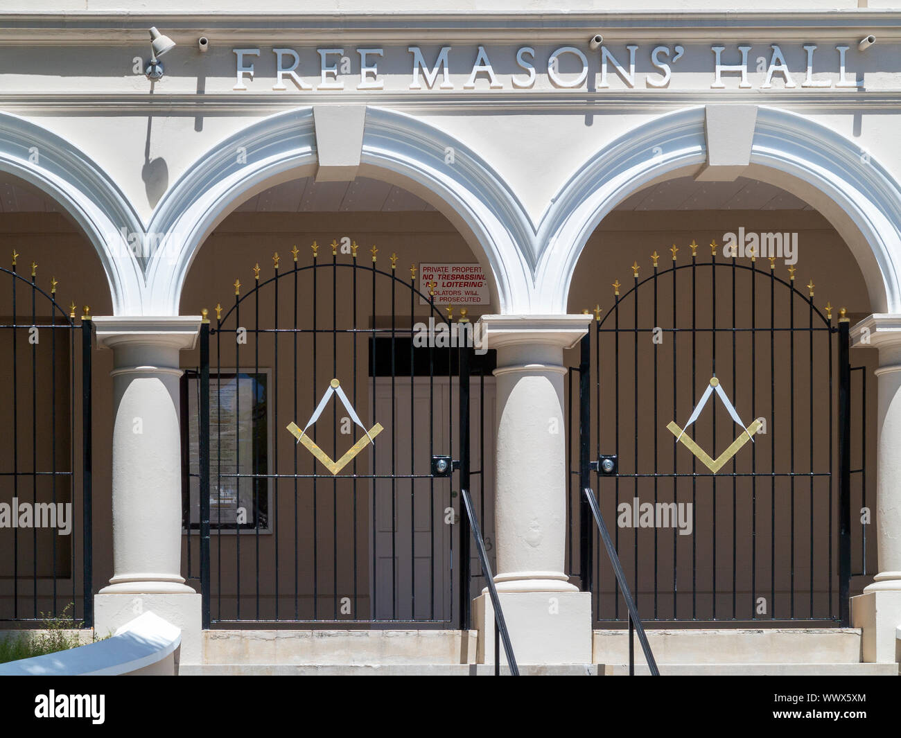 Beiden Torbögen und Tore des Portals der Freimaurer' Hall, Reid Street, Hamilton, Bermuda. Stockfoto