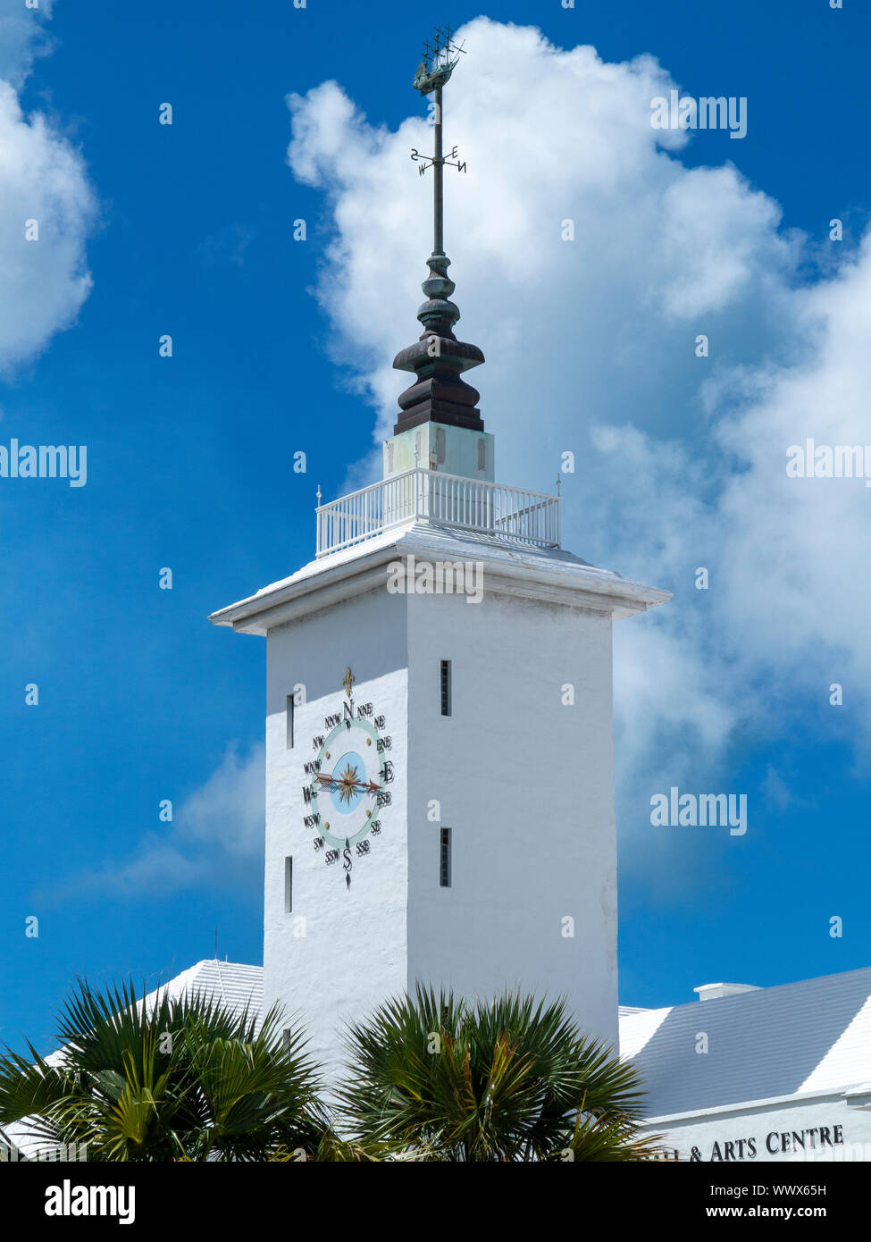 Der Uhrenturm von Hamilton City Hall and Arts Centre, Hamilton, Bermuda vor einem blauen Himmel und weißen Wolken Stockfoto