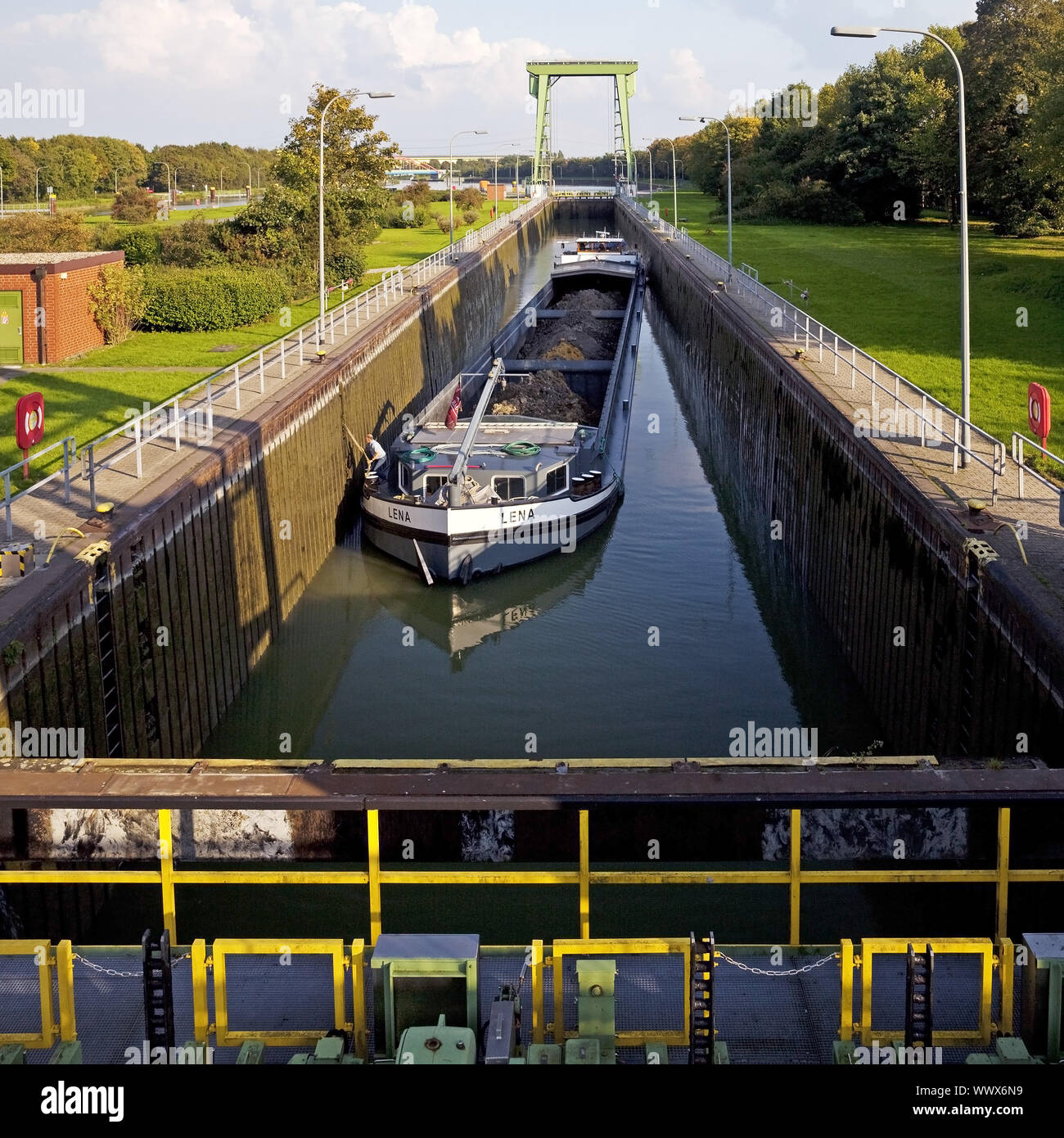 Große Schleuse Friedrichsfeld mit Frachter, Wesel-Datteln-Kanal, Voerde, Ruhrgebiet, Deutschland, Europa Stockfoto