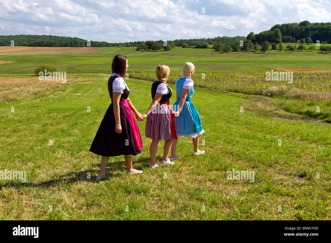 Drei Mädchen im Dirndl in der Natur Stockfoto