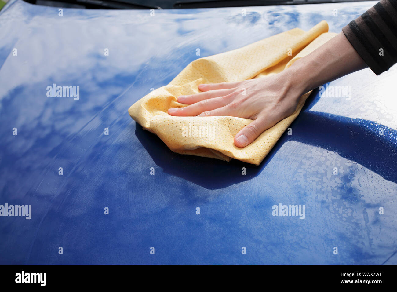 Eine Hand, ein blaues Auto mit einer synthetischen Fensterleder trocknen  Stockfotografie - Alamy