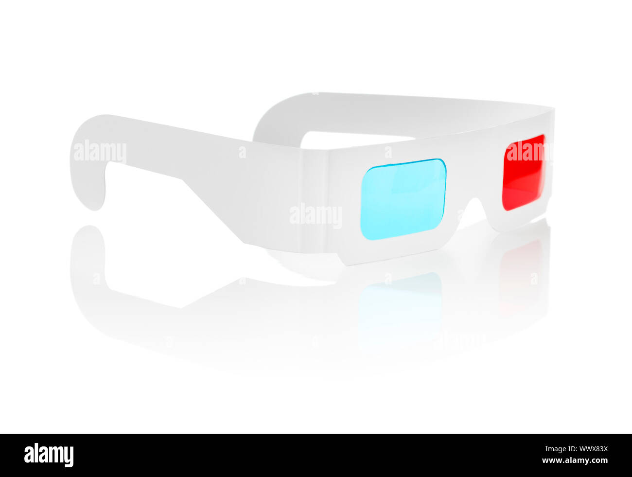 Einweg-billige Pappe 3D-Brille mit rot-Cyan-Objektive isoliert auf weiss. Stockfoto