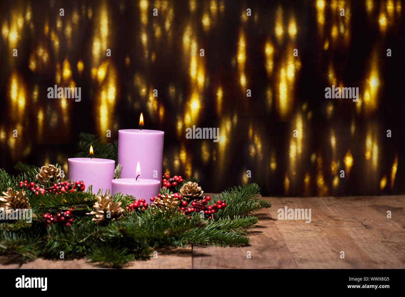 Drei Kerzen im Advent Blumenarrangements Stockfoto