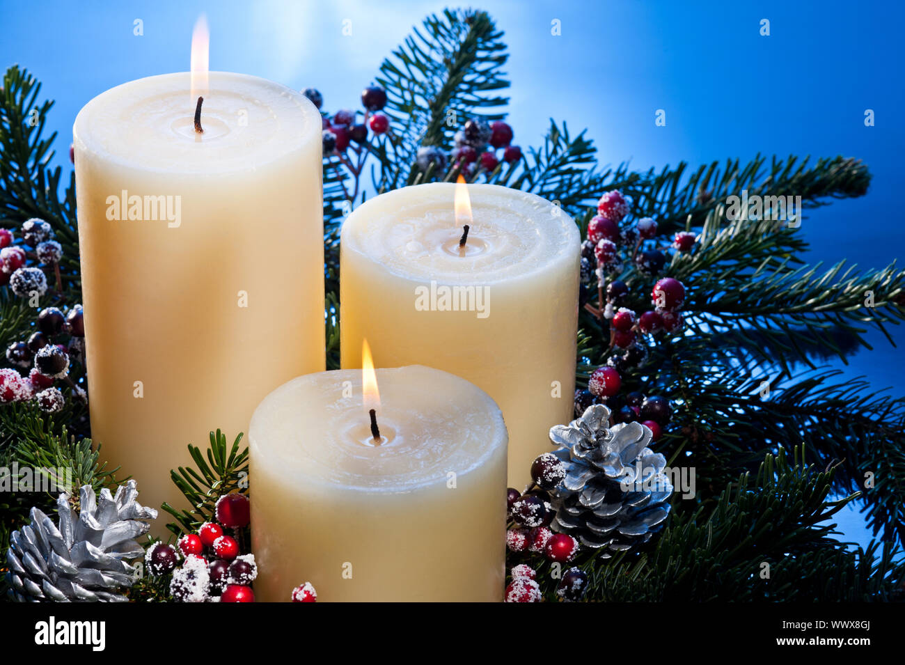 Drei Kerzen im Advent Blumenarrangements Stockfoto