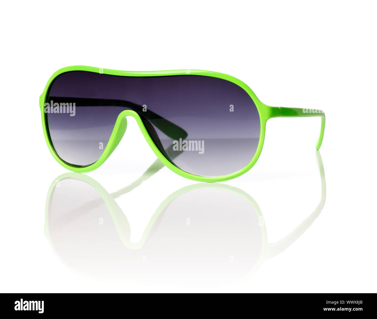 Billig grün Kunststoff im Stil der 80er Jahre Sonnenbrille auf reflektierenden Hintergrund. Stockfoto