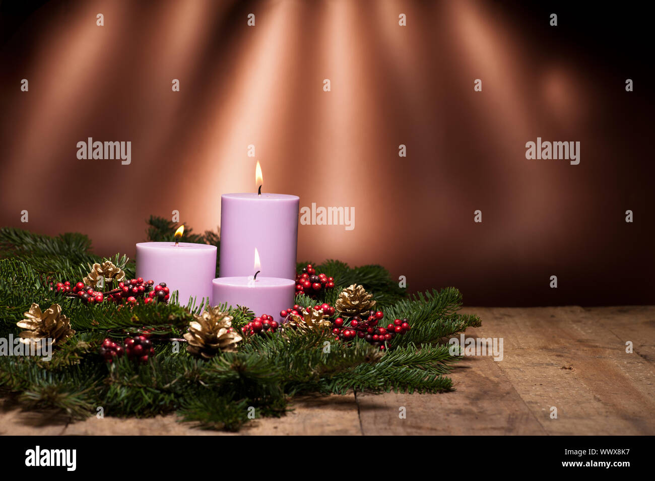 Drei Kerzen im Advent Blumenarrangements Stockfoto