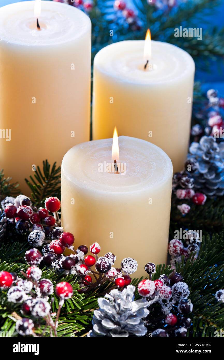 Drei Kerzen im Advent Blumenarrangements Stockfoto