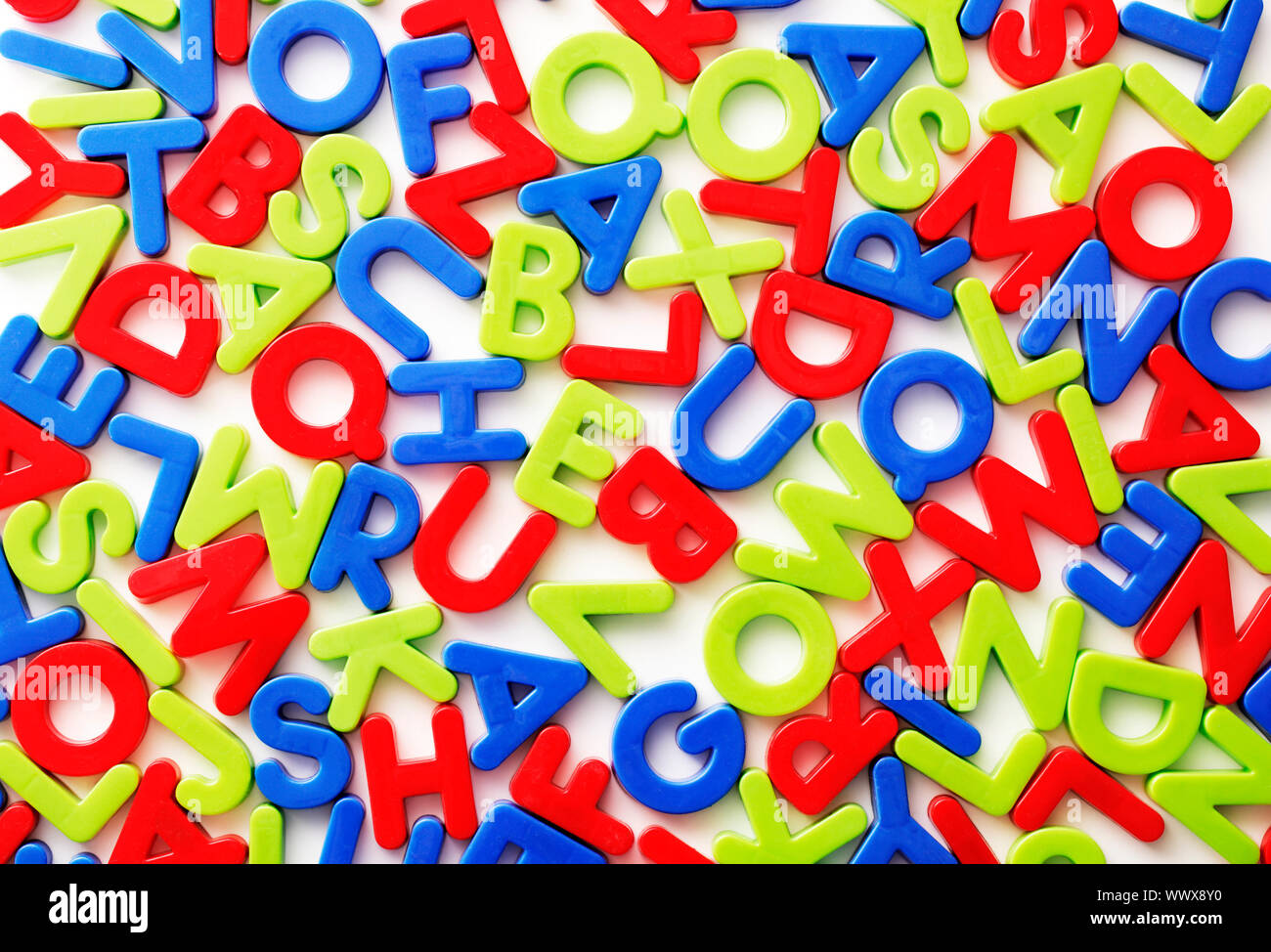 Kunststoff bunt zufällige Buchstaben auf weißem Hintergrund. Stockfoto