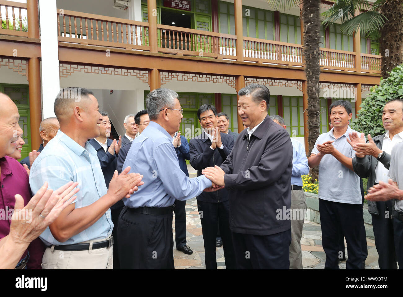 Xinxian, China. 16 Sep, 2019. Der chinesische Präsident Xi Jinping, auch Generalsekretär der Kommunistischen Partei Chinas und Vorsitzender der Zentralen Militärkommission, entspricht den örtlichen Vertretern der Nachfahren der Roten Armee Veterans' sowie die Angehörigen der revolutionären Märtyrer in Xinxian County, China, Sept. 16, 2019. Xi gingen auf eine Inspektionsreise in Henan Montag. Credit: Ju Peng-/Xinhua/Alamy leben Nachrichten Stockfoto