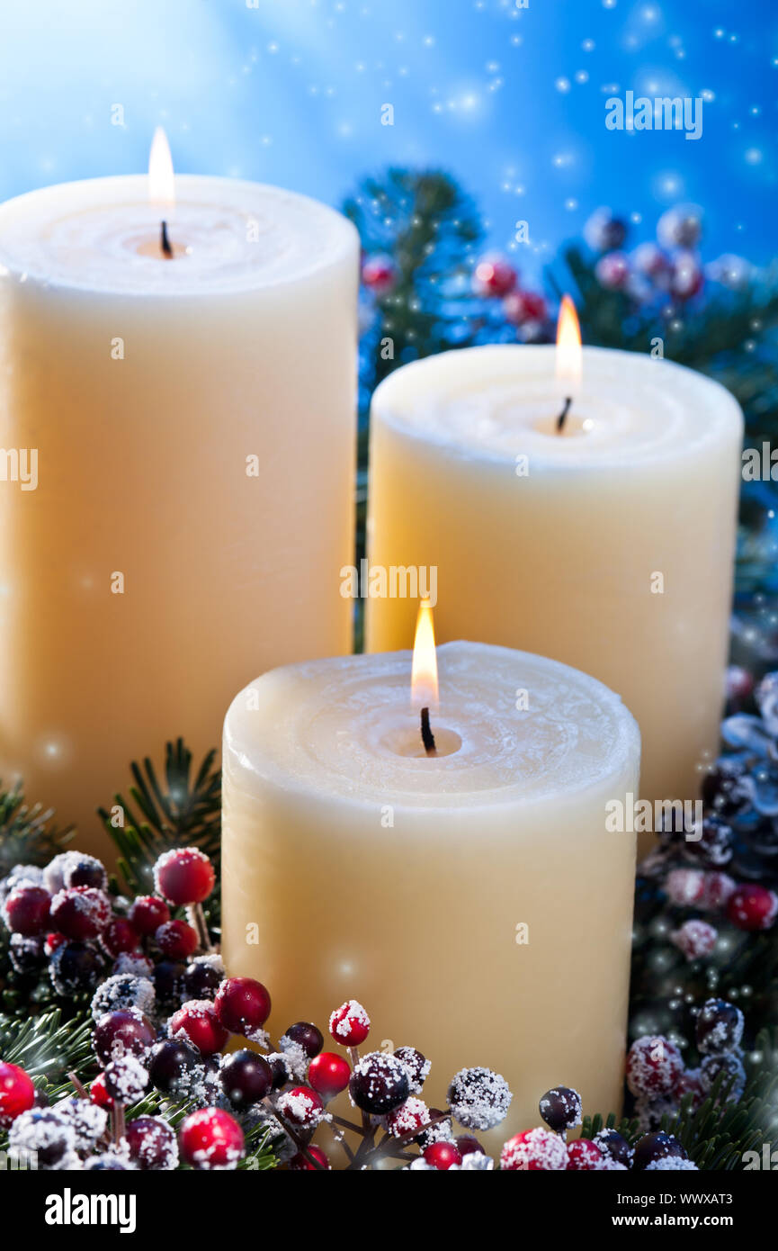 Drei Kerzen mit Schneefall Stockfoto