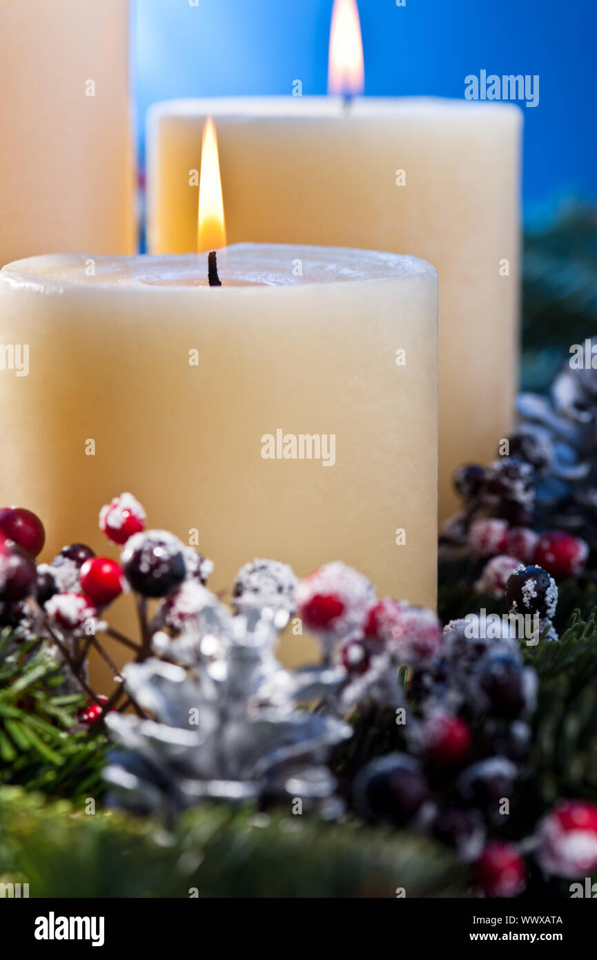 Drei brennenden Kerzen im Advent Blumenarrangements Stockfoto