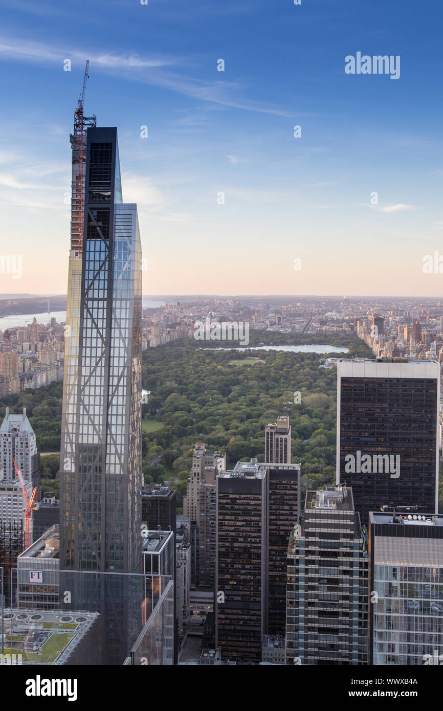 New York, USA - 11. Juni 2019: Skyline von New York und der Central Park von oben auf den Felsen gesehen, Stockfoto