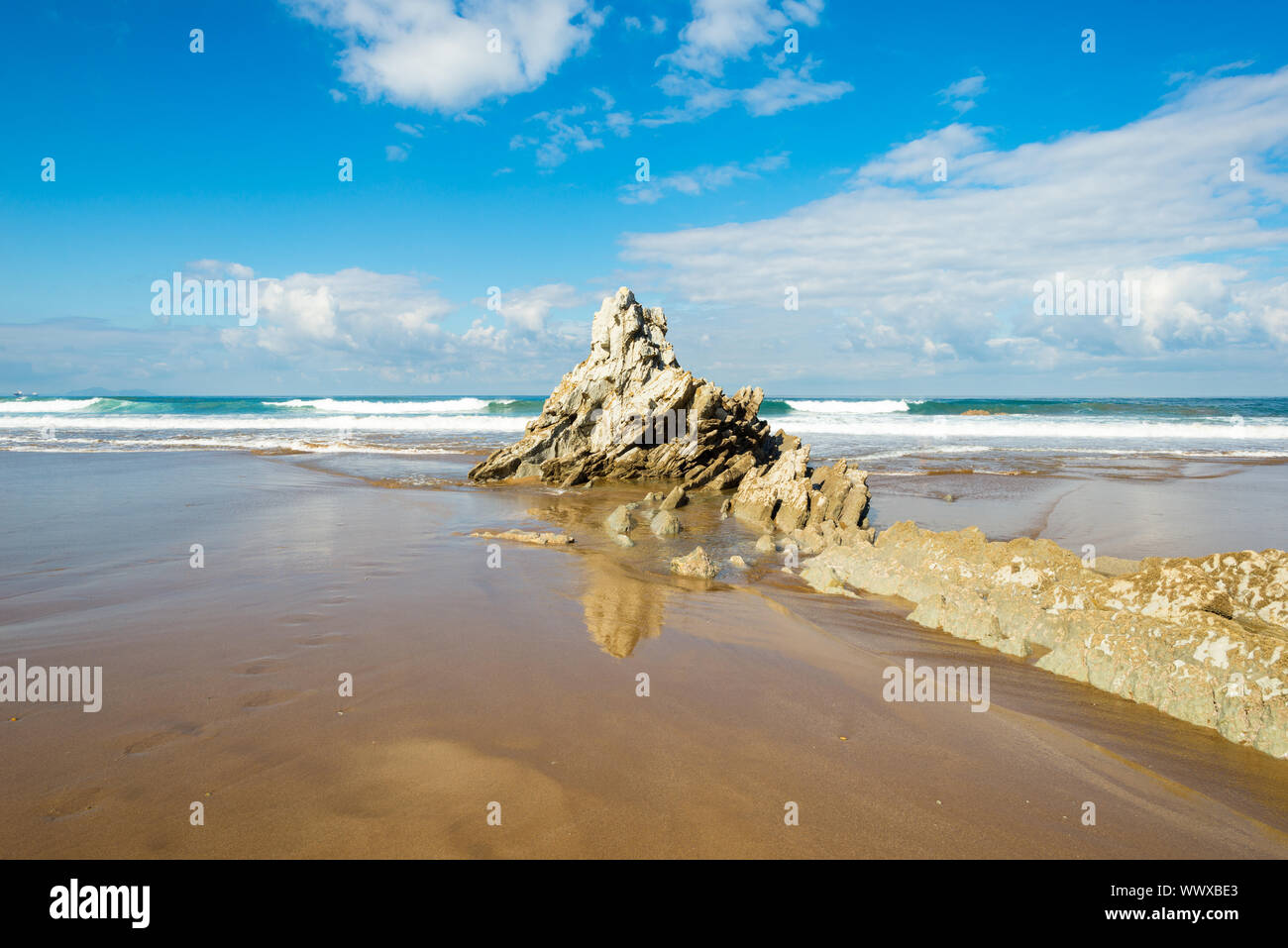 Schroffe Felsen außerhalb das Meer am Strand in Sopelana, Spanien Stockfoto