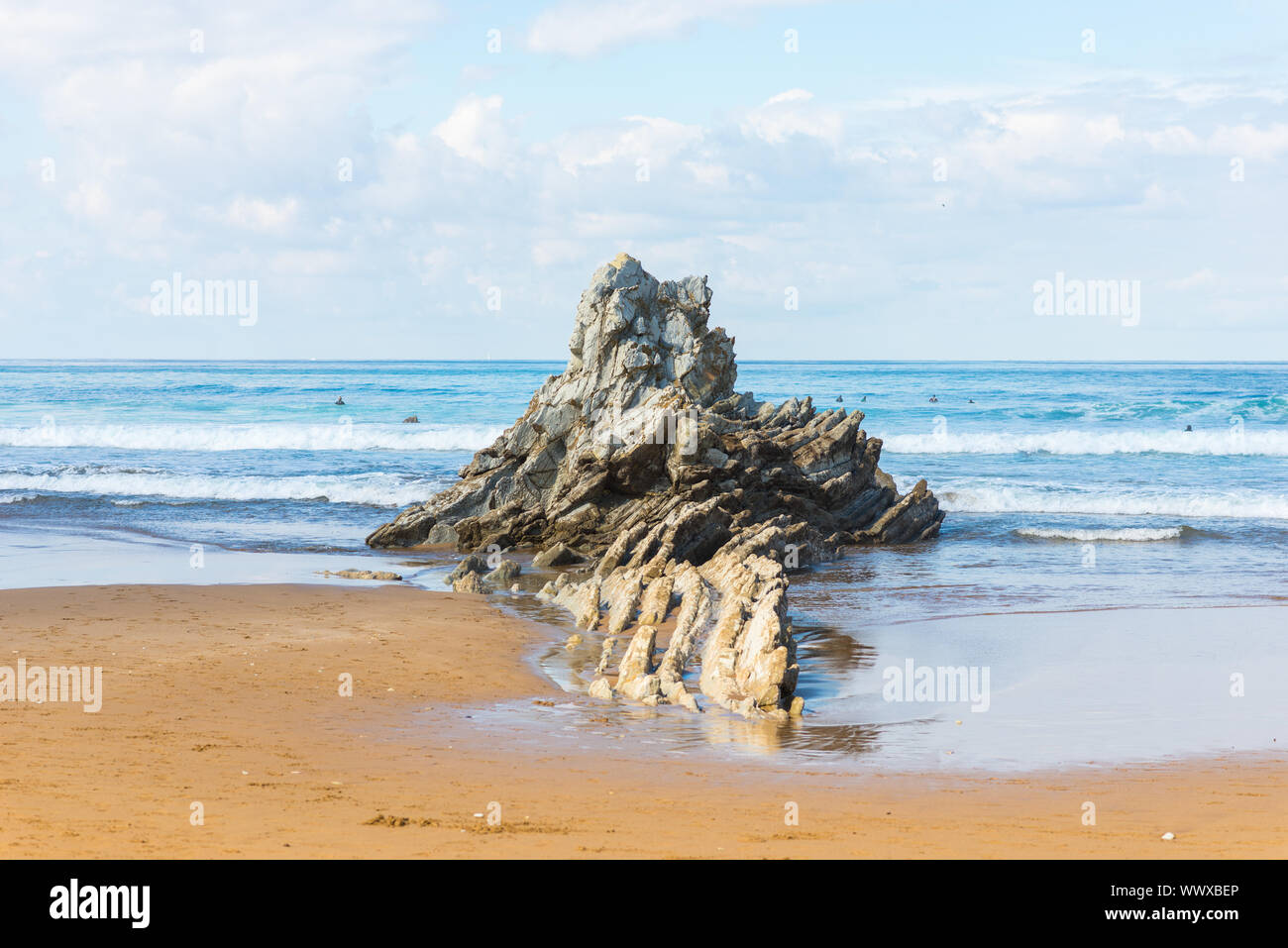 Schroffe Felsen außerhalb das Meer am Strand in Sopelana, Spanien Stockfoto