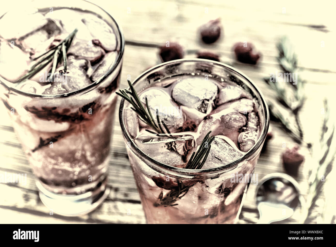Schwarz-weiß-Bild. Fruchtigen Cocktail trinken Stockfoto