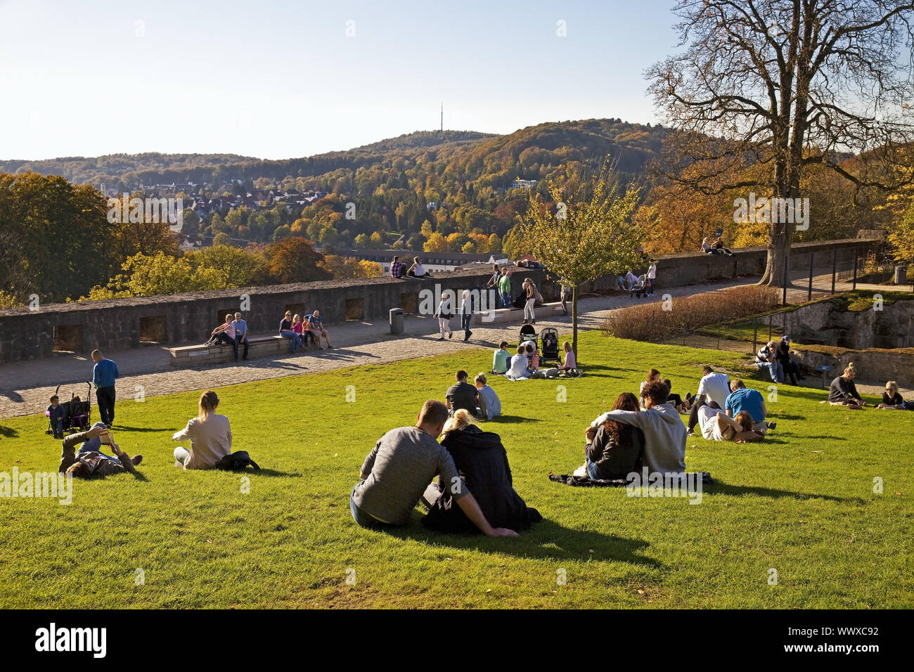 Die Menschen genießen Sie einen sonnigen Tag an der Sparrenburg, Bielefeld, Nordrhein-Westfalen, Deutschland, Europa Stockfoto