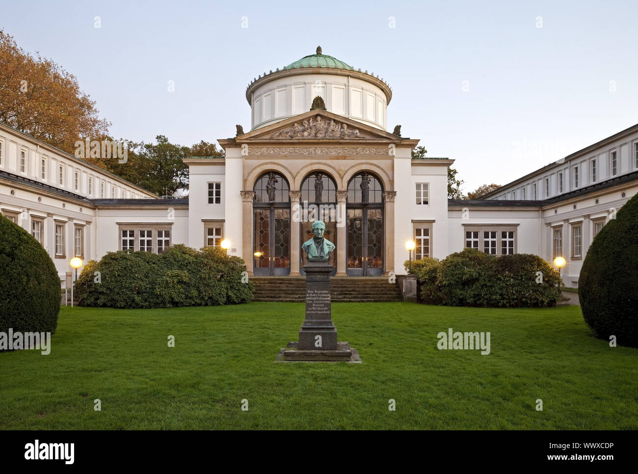 Badehaus 1 im Kurpark im Abendlicht, Bad Oeynhausen, Ostwestfalen, Deutschland, Europa Stockfoto