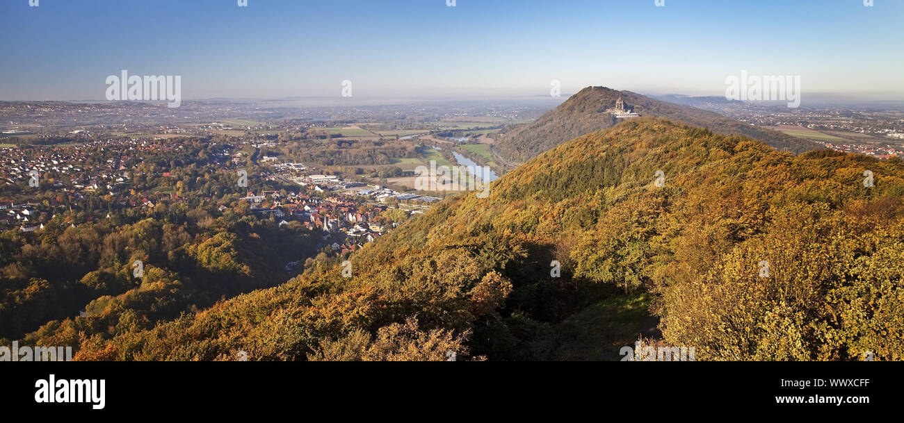 Blick auf die Berge Wesergebirge im Herbst, Luftaufnahme, Porta Westfalica, Deutschland, Europa Stockfoto