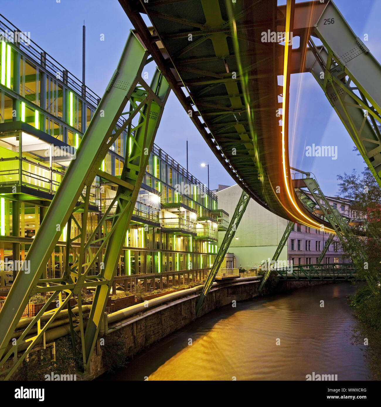 Helle Streifen von Monorail Aussetzung von Wuppertal über die Wupper am Abend, Deutschland, Europa Stockfoto