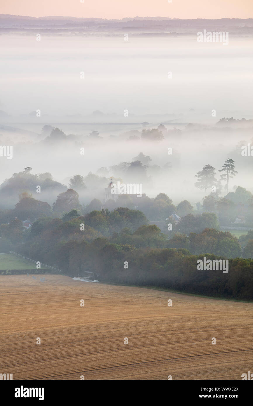 Schön früh am Morgen Nebel zieht über die South Downs National Park in der Nähe von Lewes Stockfoto