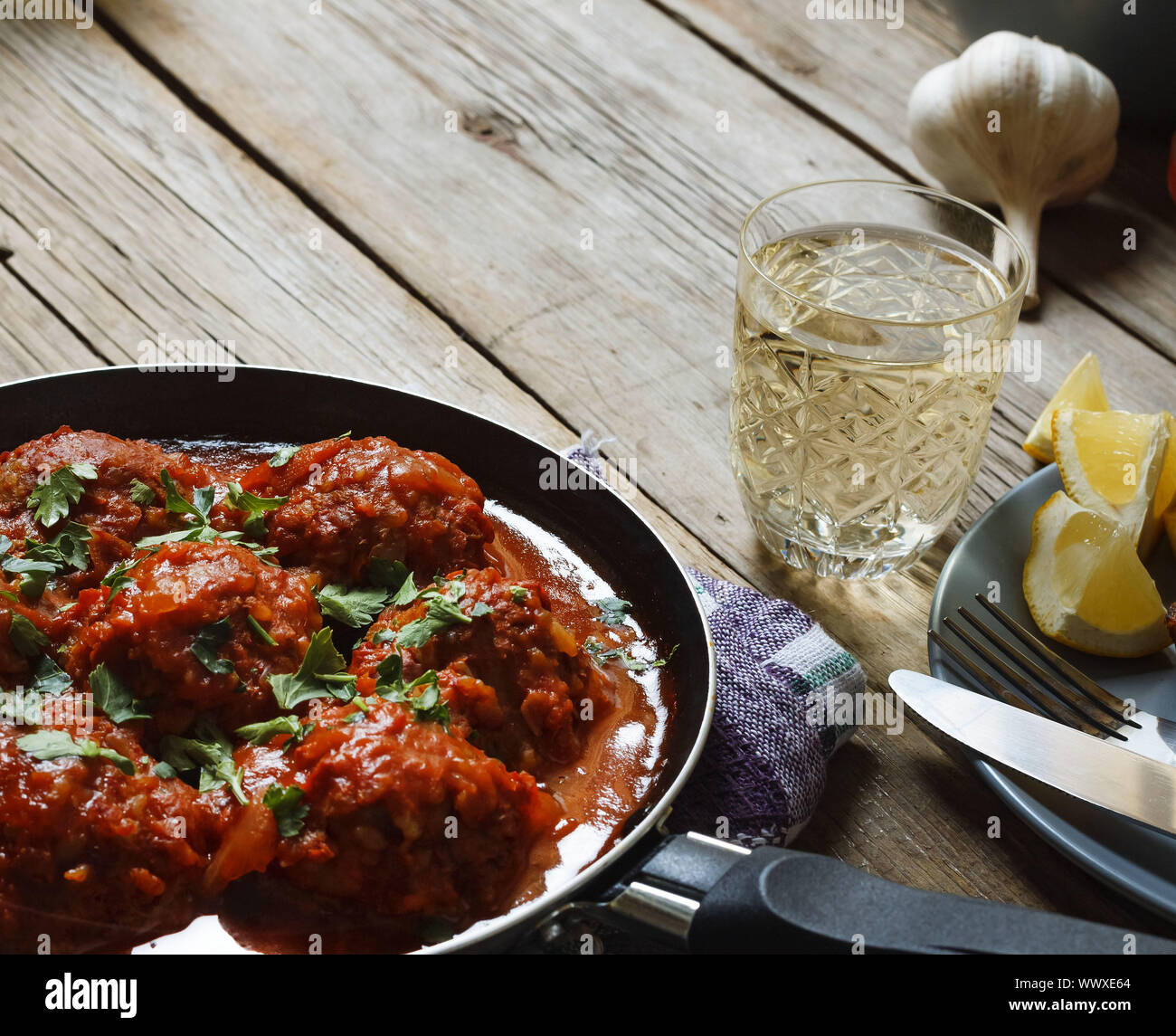 Fleischbällchen in einer Pfanne in Tomatensoße gekocht Stockfoto