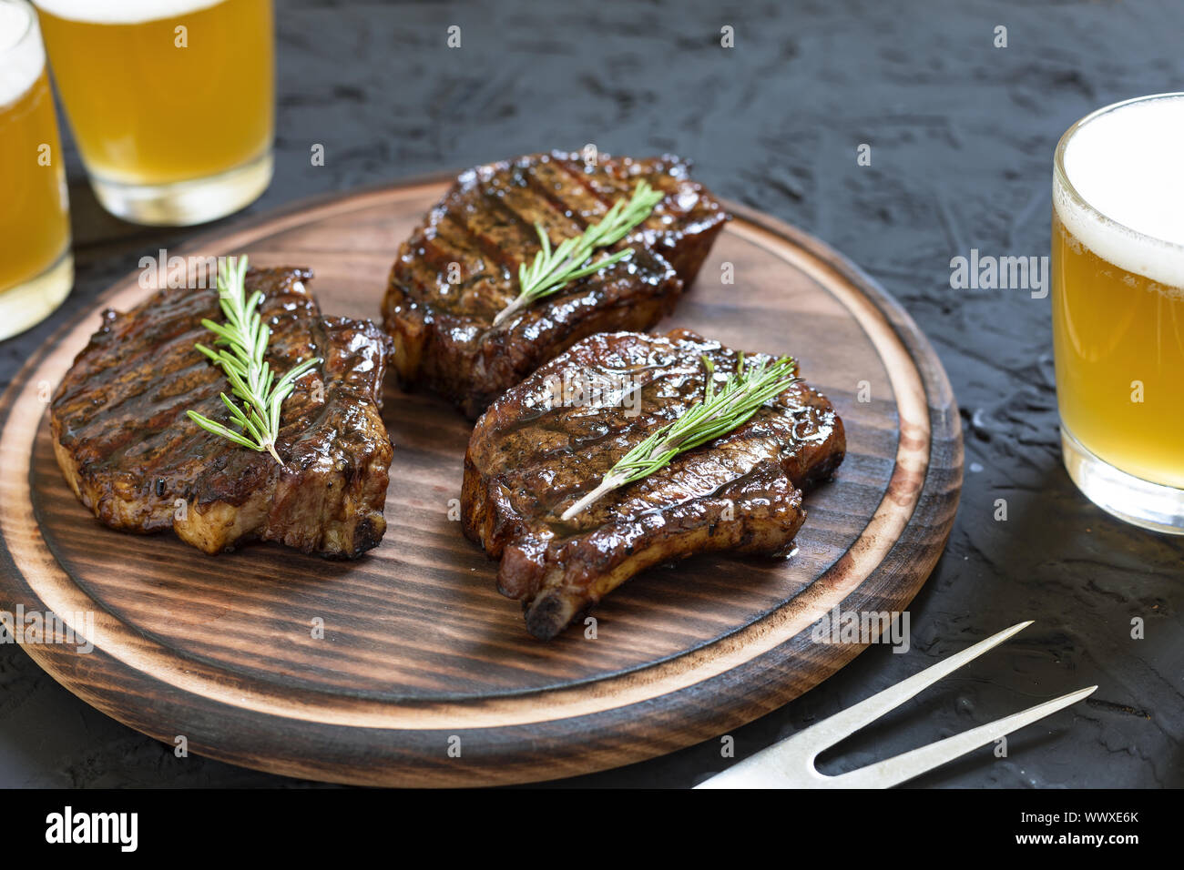 Appetitlich Grill Steaks und leichte Bier Stockfoto