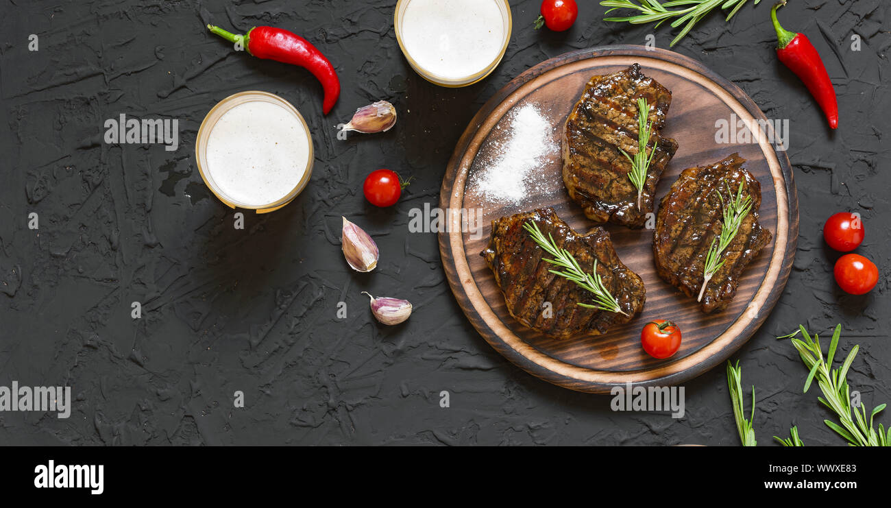 Appetitlich Beef Steaks, Bier und Rosmarin Stockfoto
