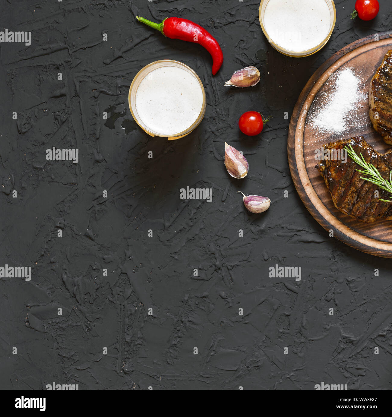 Appetitlich Beef Steaks, Bier und Rosmarin Stockfoto