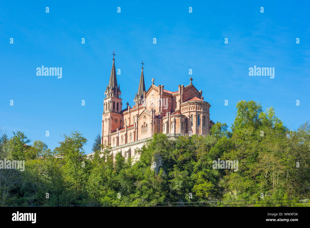 Kirche und Höhle der Anbetung, Covadonga ist ein Punkt des nördlich der Camino de Santiago route Stockfoto