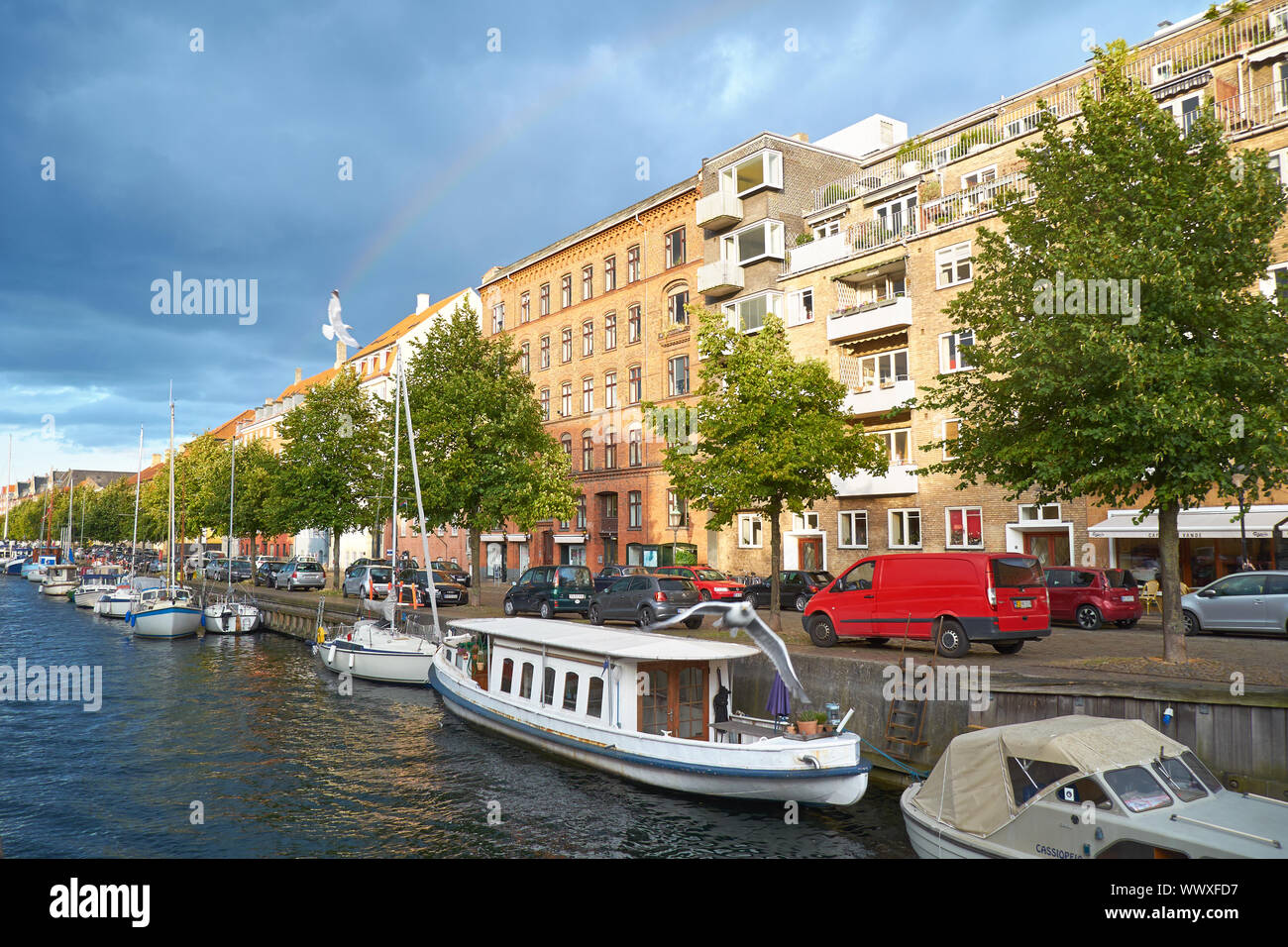 Der Blick auf die Overgaden Backofen Vandet Straße von der Brücke in Kopenhagen. Stockfoto