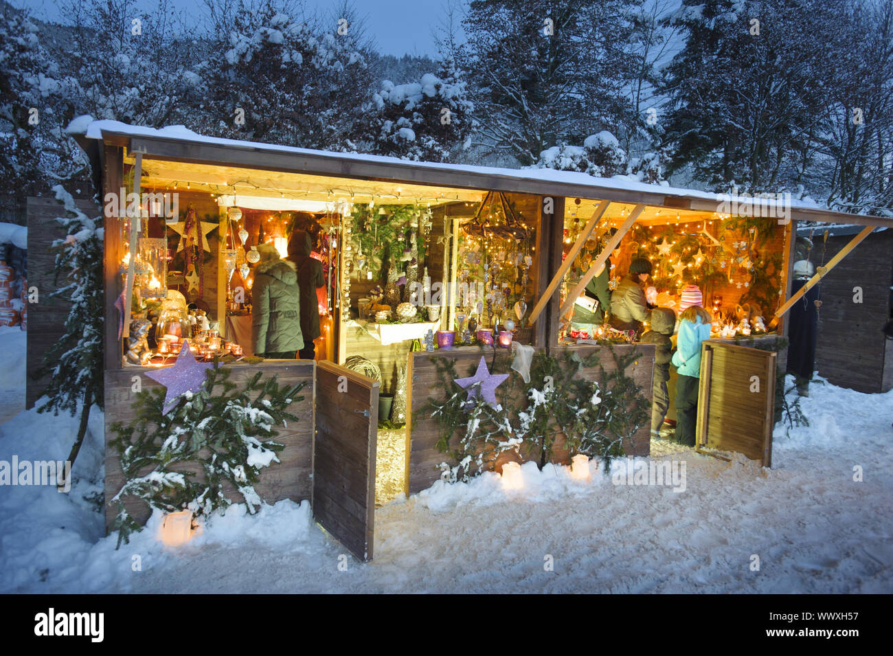 Romantische Weihnachtsmarkt in Bayern mit geschmückten und beleuchteten Hütten im Schnee Stockfoto