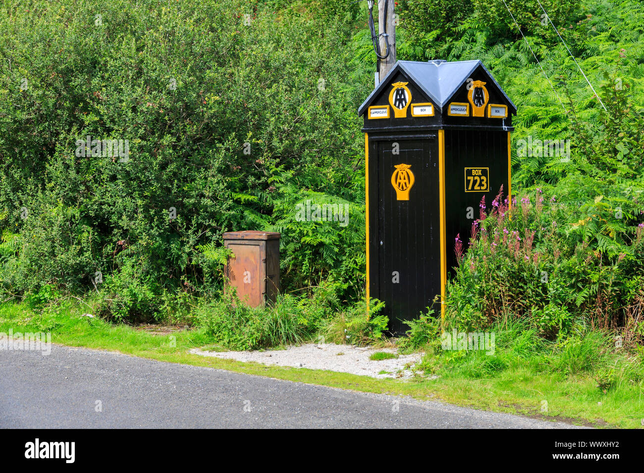 CAPPERCLEUCH, Schottland - 15. AUGUST 2019: Vintage Automobile Association am Straßenrand Aufschlüsselung callbox an der Seite eines Schottischen Country Road Stockfoto