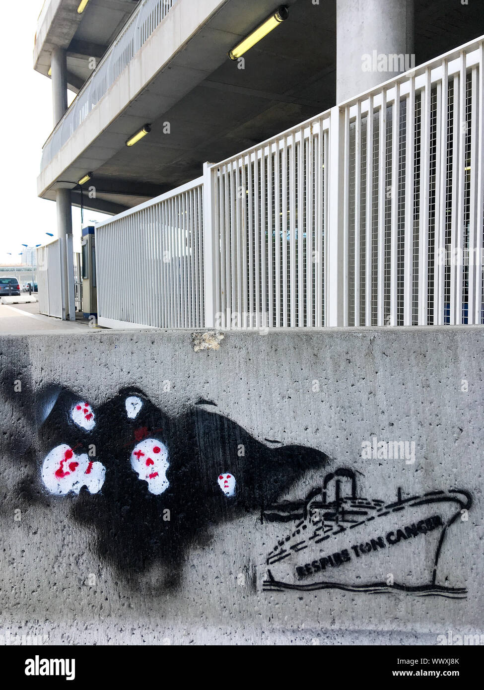 Eine bedrohliche Pochoir mit skullheads von Ökologie Aktivisten in der Nähe des Joliette Hafen gemalt, Proteste gegen die Verunreinigung der Luft durch große Kreuzfahrtschiffe, Marseille, Bouches-du-Rhône, PACA, Frankreich Stockfoto