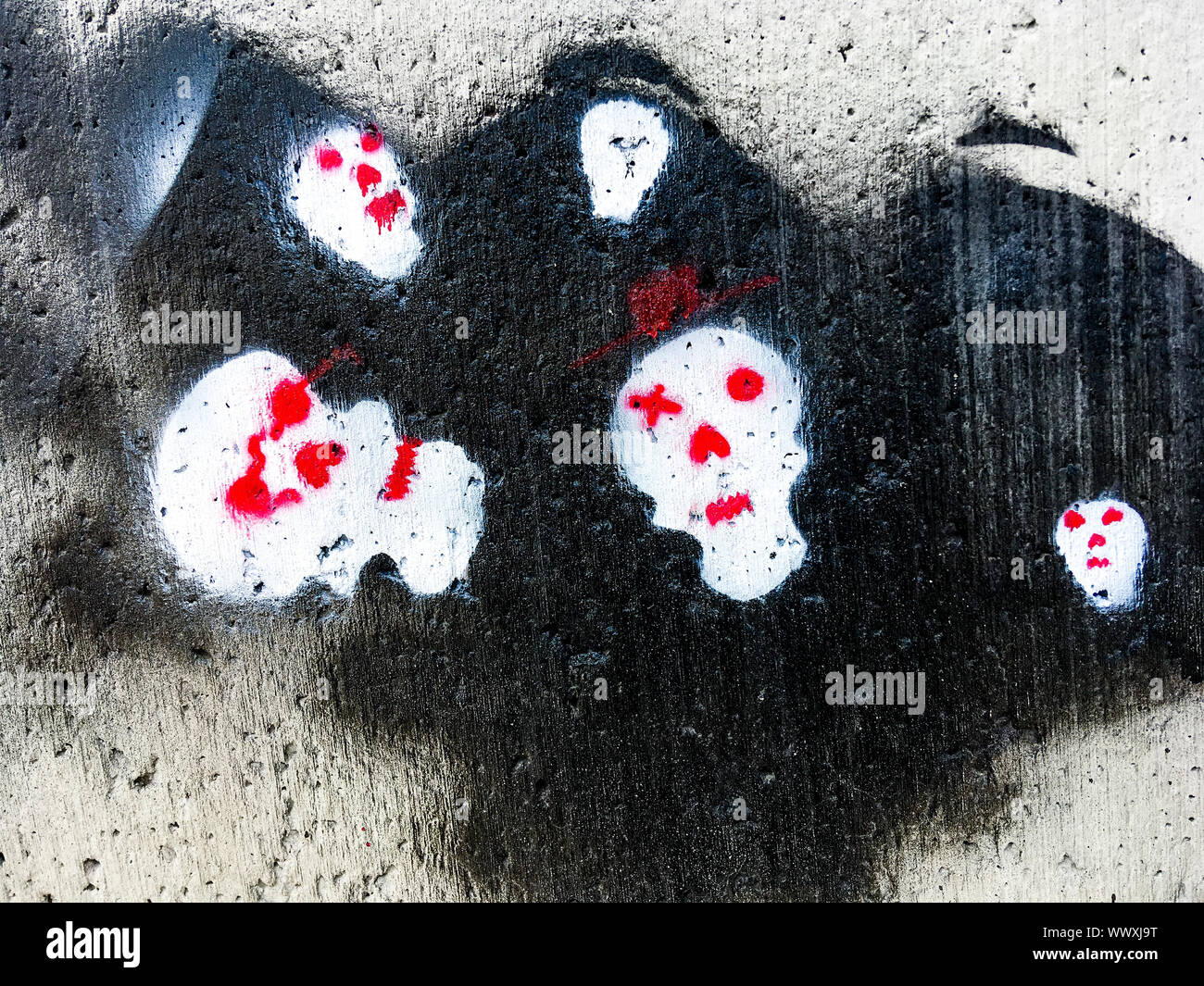 Eine bedrohliche Pochoir mit skullheads von Ökologie Aktivisten in der Nähe des Joliette Hafen gemalt, Proteste gegen die Verunreinigung der Luft durch große Kreuzfahrtschiffe, Marseille, Bouches-du-Rhône, PACA, Frankreich Stockfoto