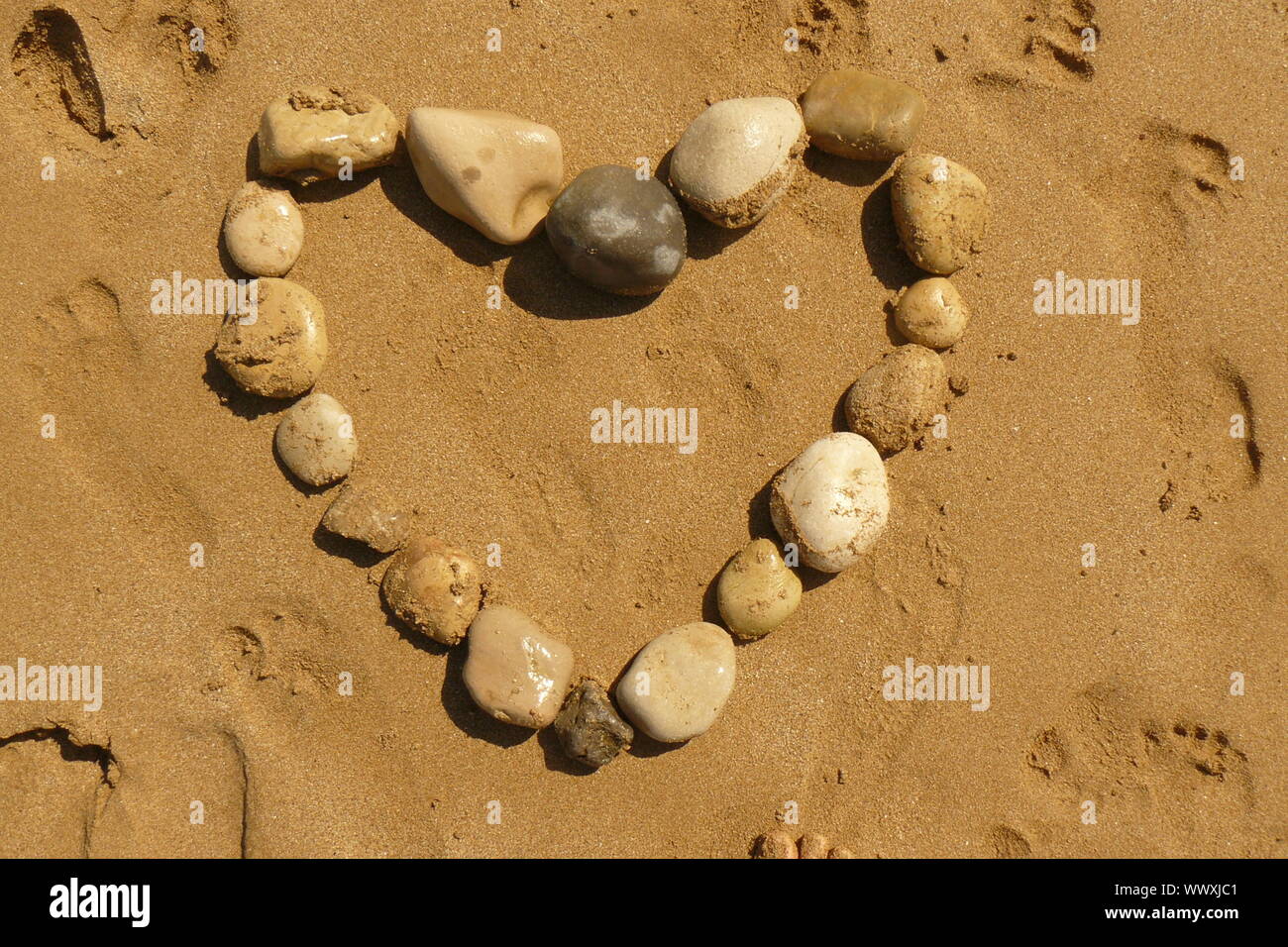 Liebe Herz aus Kieselsteinen an einem tropischen Strand Stockfoto