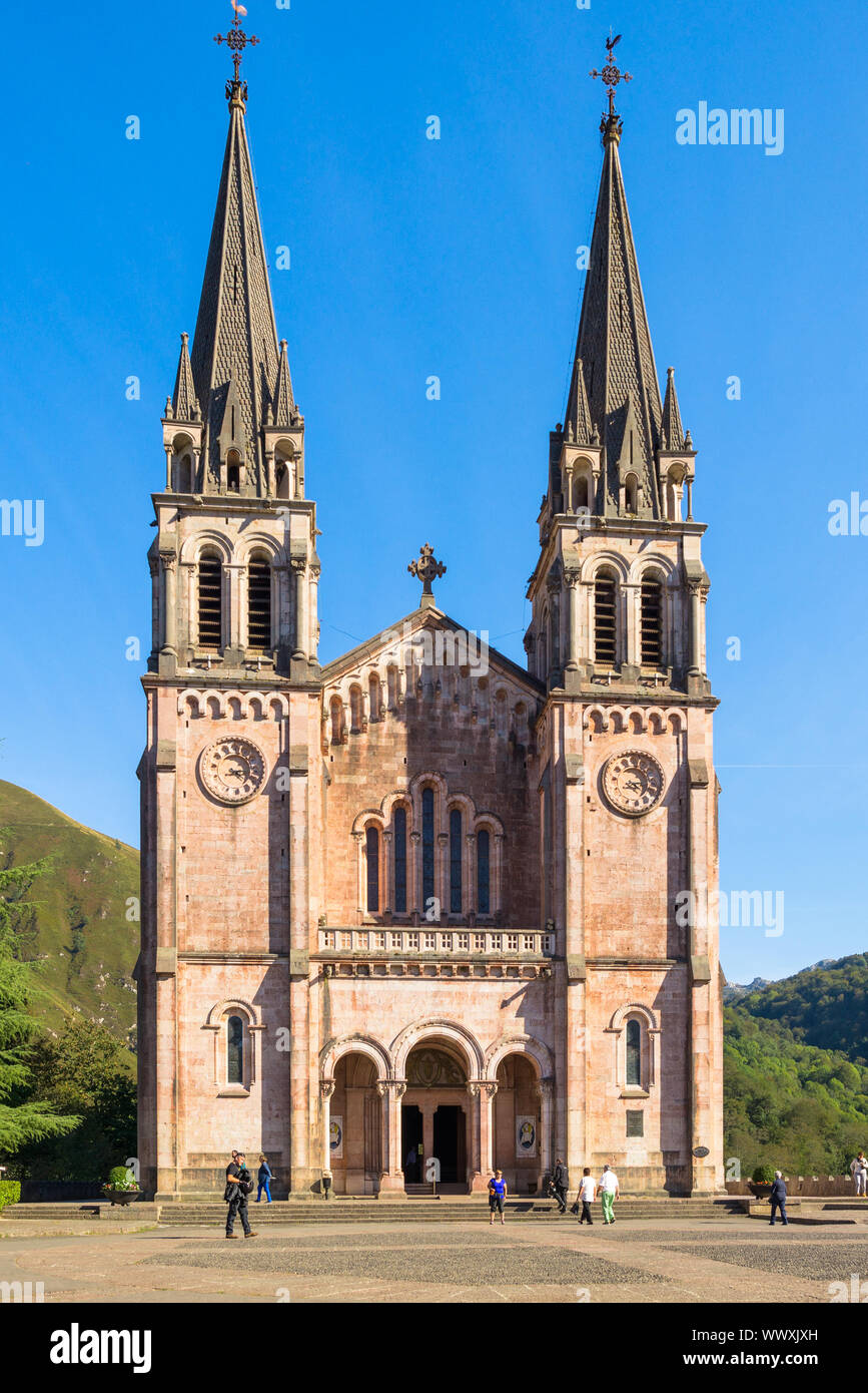 Kirche und Höhle der Anbetung, Covadonga ist ein Punkt des nördlich der Camino de Santiago route Stockfoto