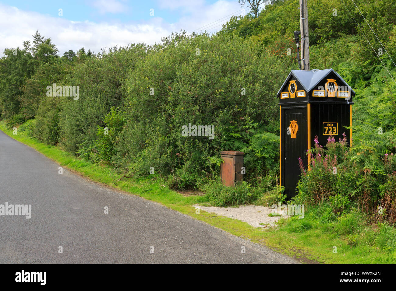 CAPPERCLEUCH, Schottland - 15. AUGUST 2019: Vintage Automobile Association am Straßenrand Aufschlüsselung callbox an der Seite eines Schottischen Country Road Stockfoto