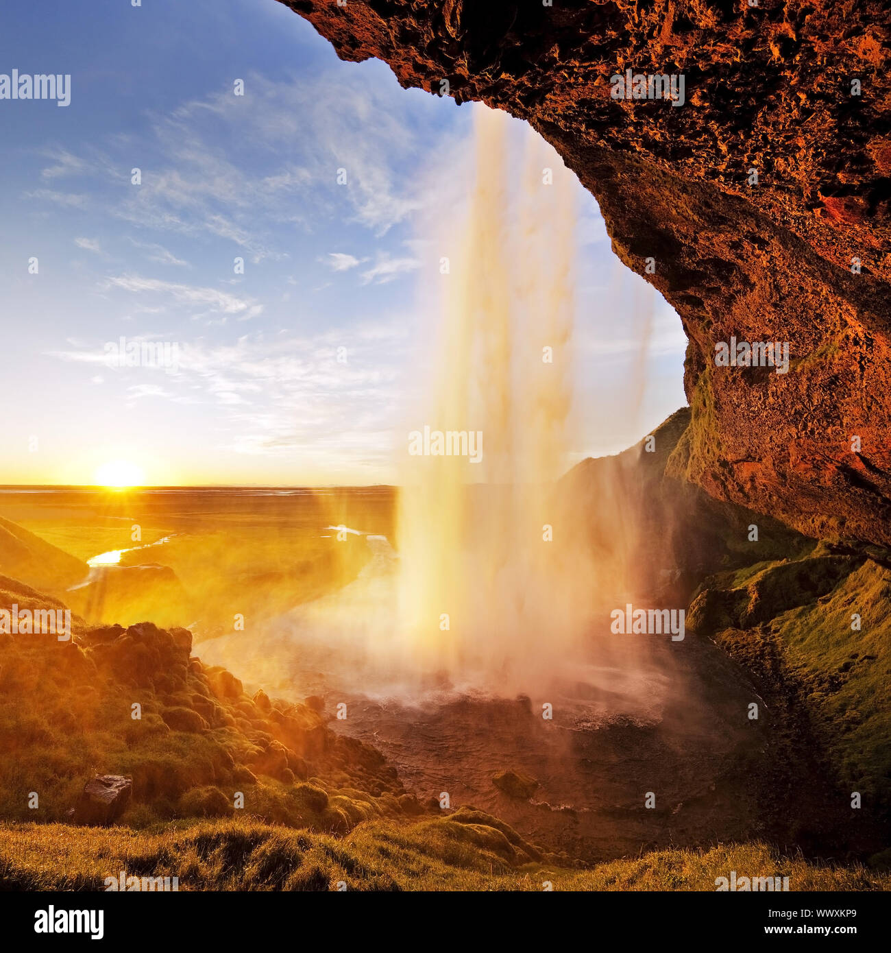 Wasserfall Seljalandsfoss bei Sonnenuntergang, Fluss Seljalandsa, Seljaland, South Island, Island, Europa Stockfoto