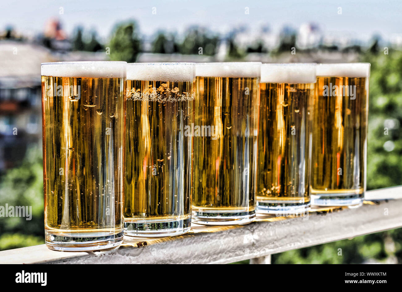 Basteln Sie ein Bier in einen Krug und ein Glas. Sommer. Stockfoto