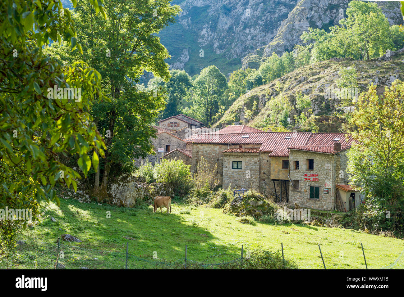 Bulnes ist ein Weiler in der Gebirgskette Picos de Europa Stockfoto