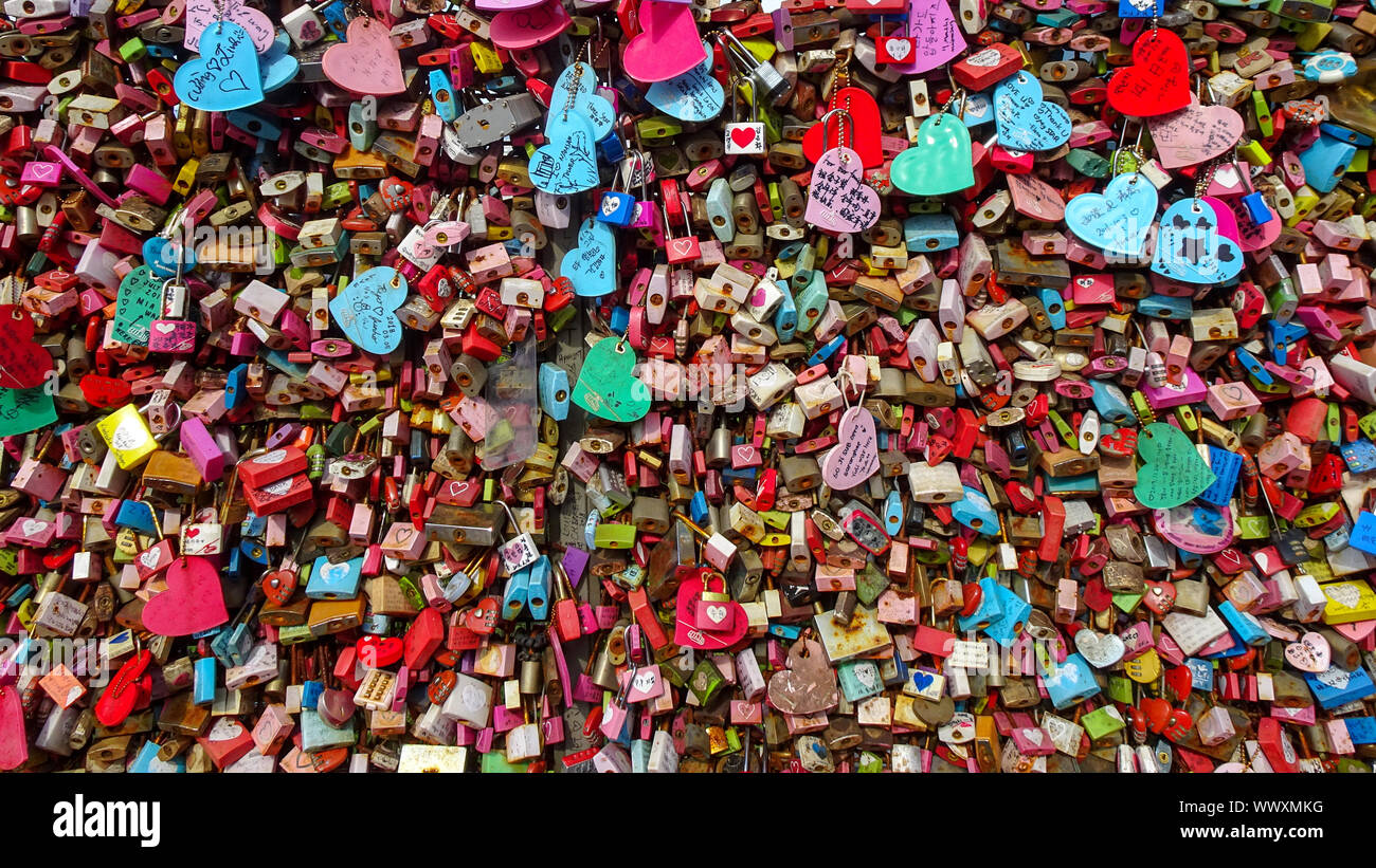 Seoul/Südkorea - 18. August 2018: Hunderte von vorhängeschlössern am Geländer an der Seoul Tower in Südkorea Stockfoto
