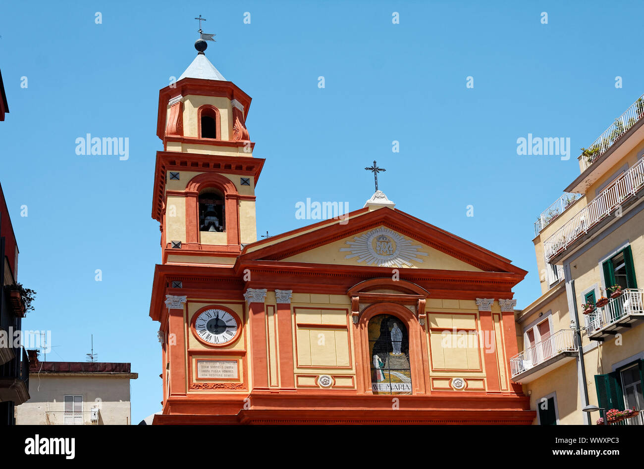 Santa Maria delle Grazie; Katholische Kirche; 1858; Kirchturm; alte religiöse Gebäude; helle Farben, Uhr, Kreuz, obere Ebene, Pozzouli; Italien; Europa Stockfoto