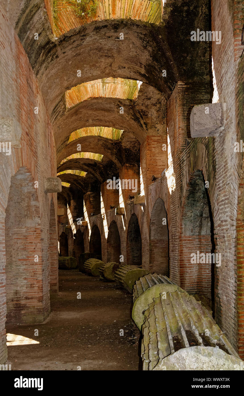 Flavischen Amphitheater; U-Bahn; Roman; 1. Jahrhundert; alte Ruinen, aus rotem Backstein, Bögen, gewölbte Decke, Pozzouli; Italien; Europa; Feder; Vertikal Stockfoto
