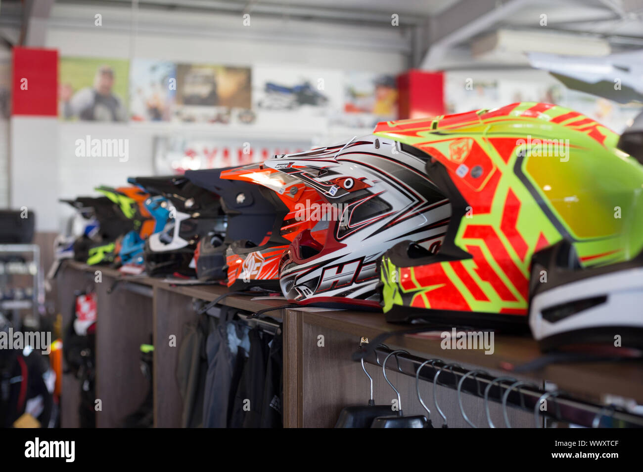 Russland, Izhevsk - 23. August 2019: Yamaha Motorrad Shop. Reihe der Helm den Kopf eines Motorradfahrers zu Schützen stehen in einem Schaufenster eines Mot Stockfoto